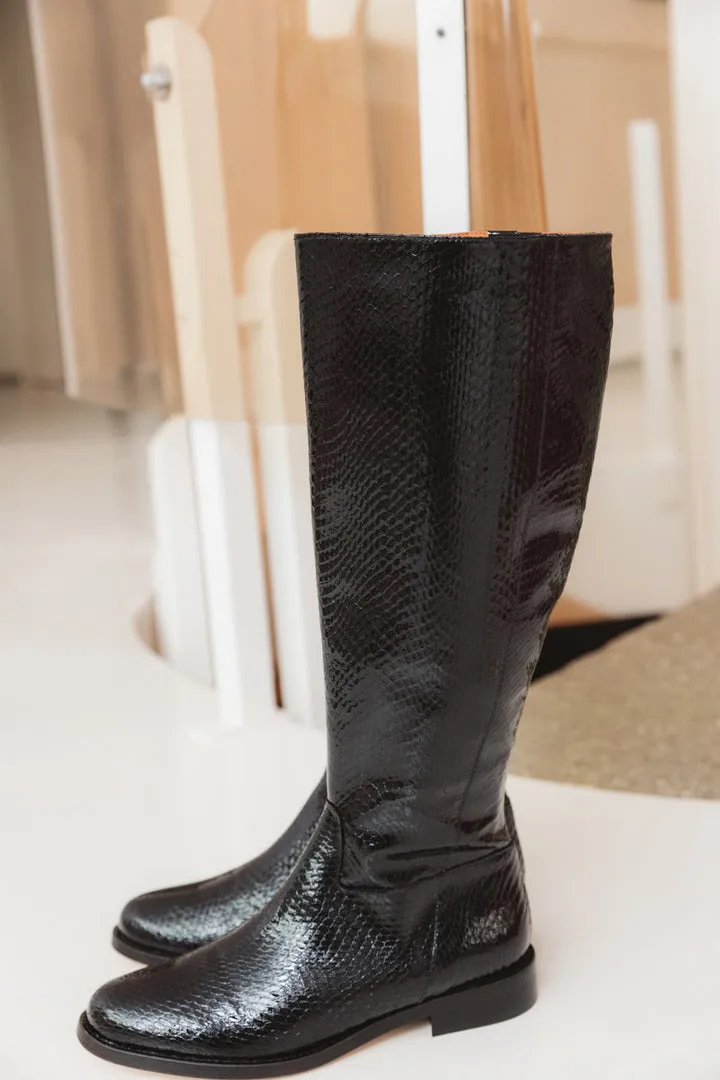 Bottes cavalières Maddie noires croco vernies