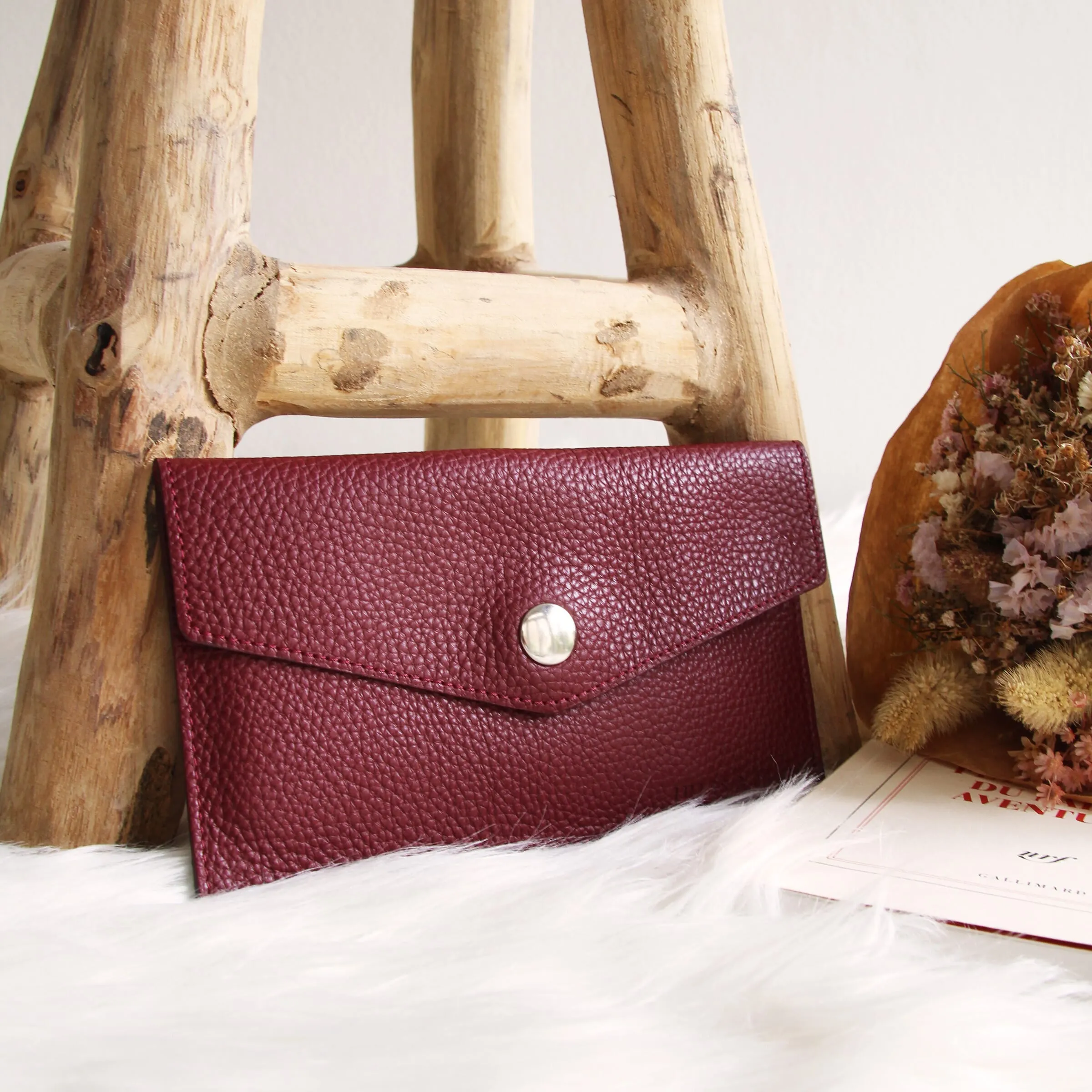 Pochette enveloppe upcyclé bordeaux