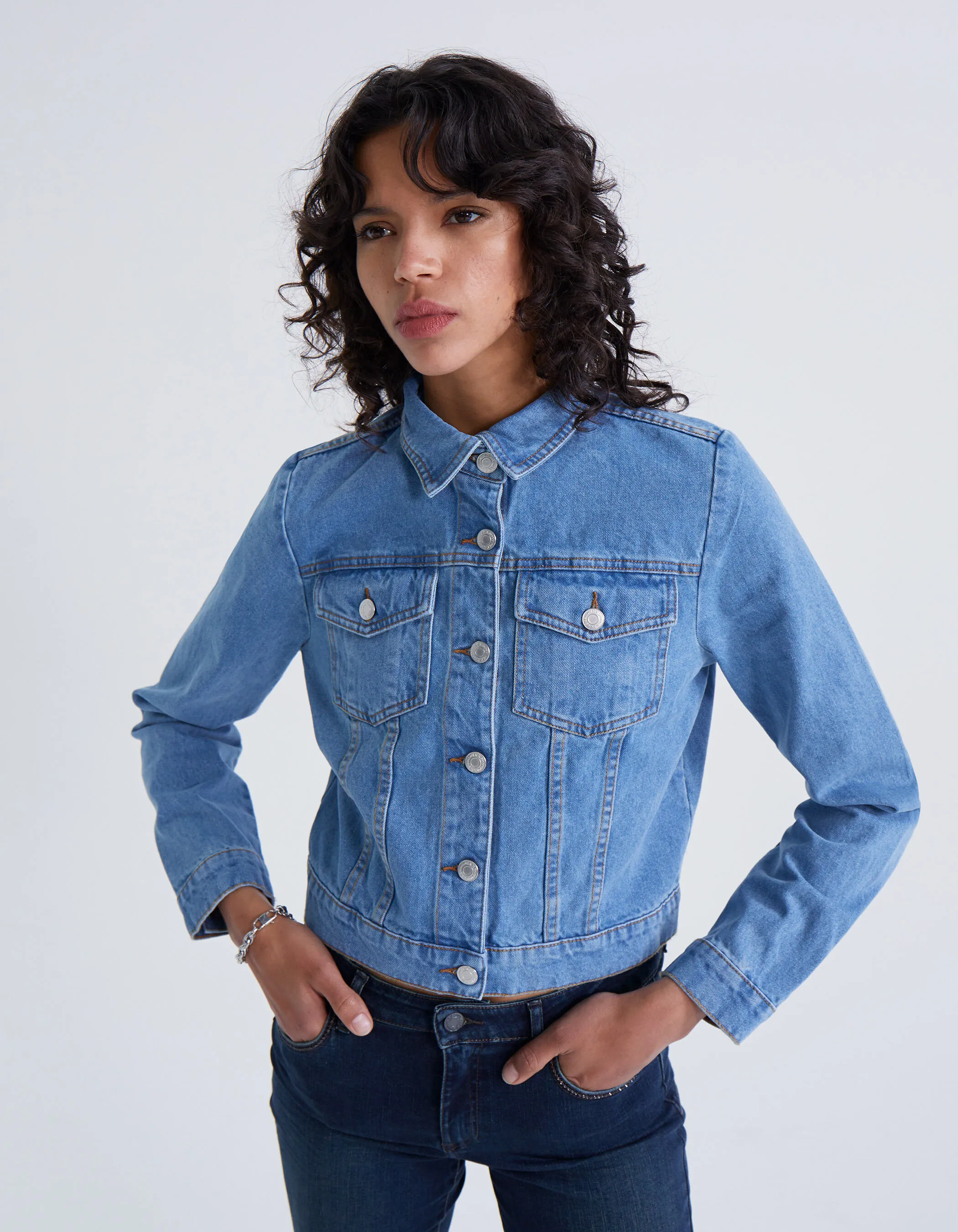 Veste en jean bleu avec clous dos Femme