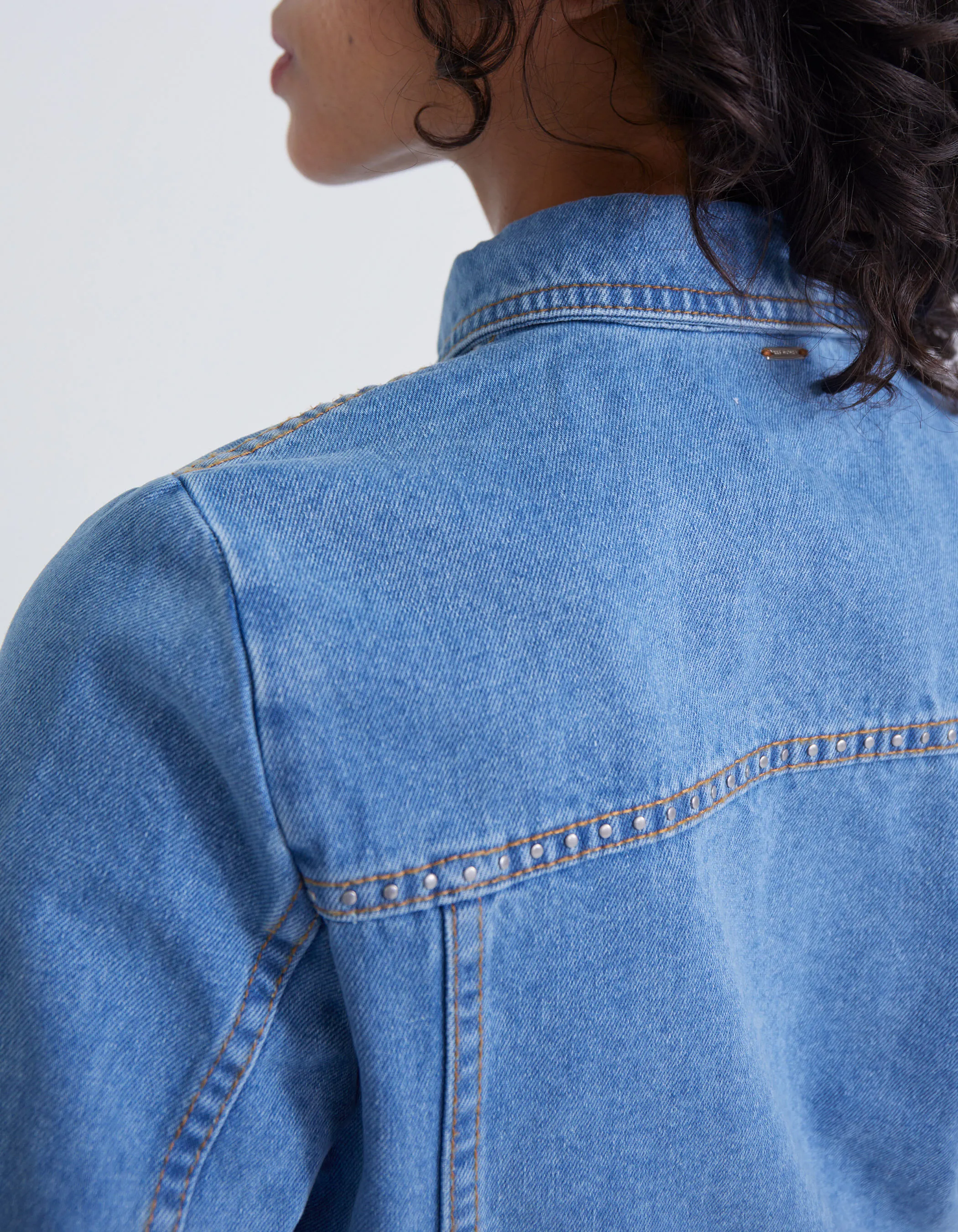 Veste en jean bleu avec clous dos Femme