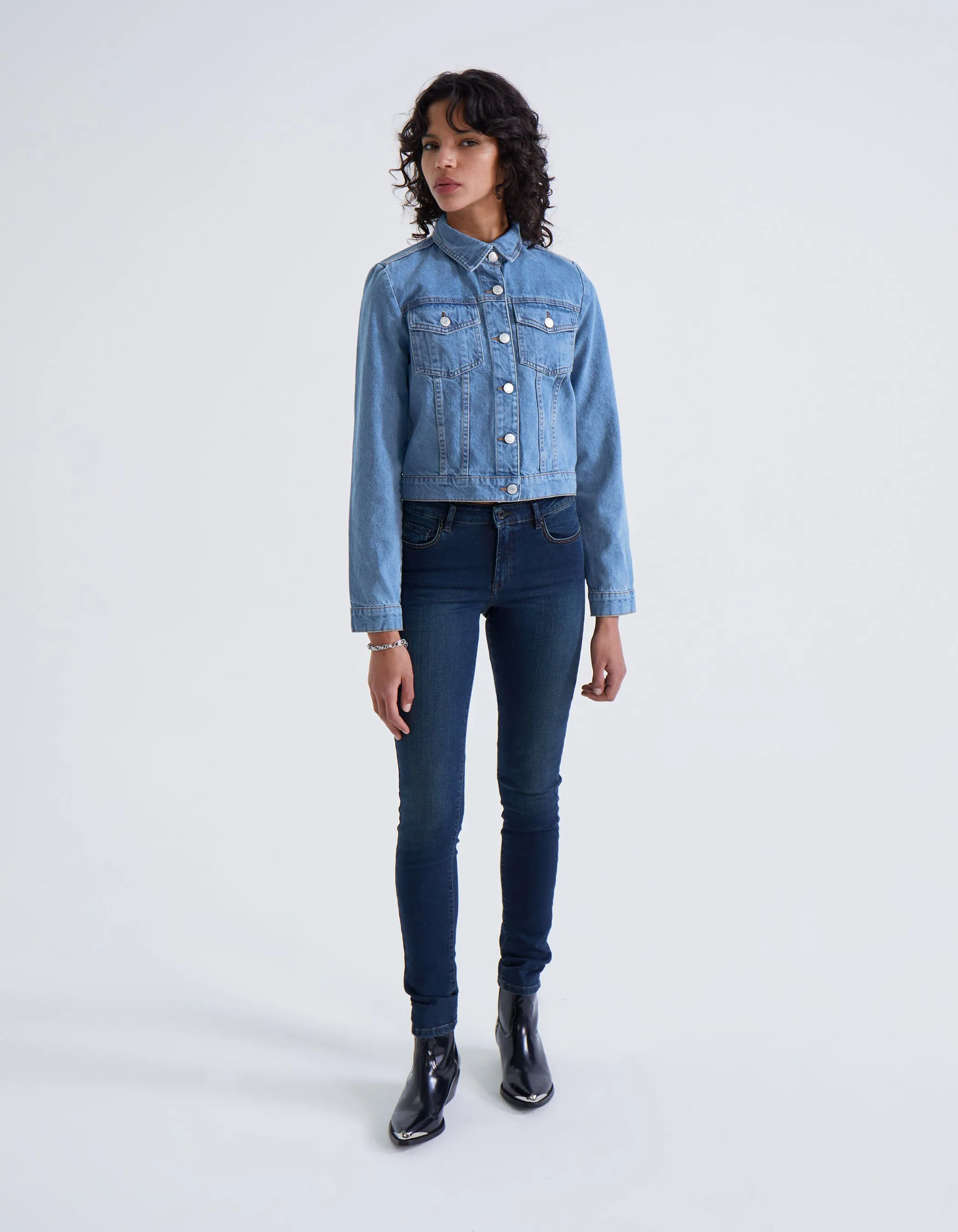 Veste en jean bleu avec clous dos Femme