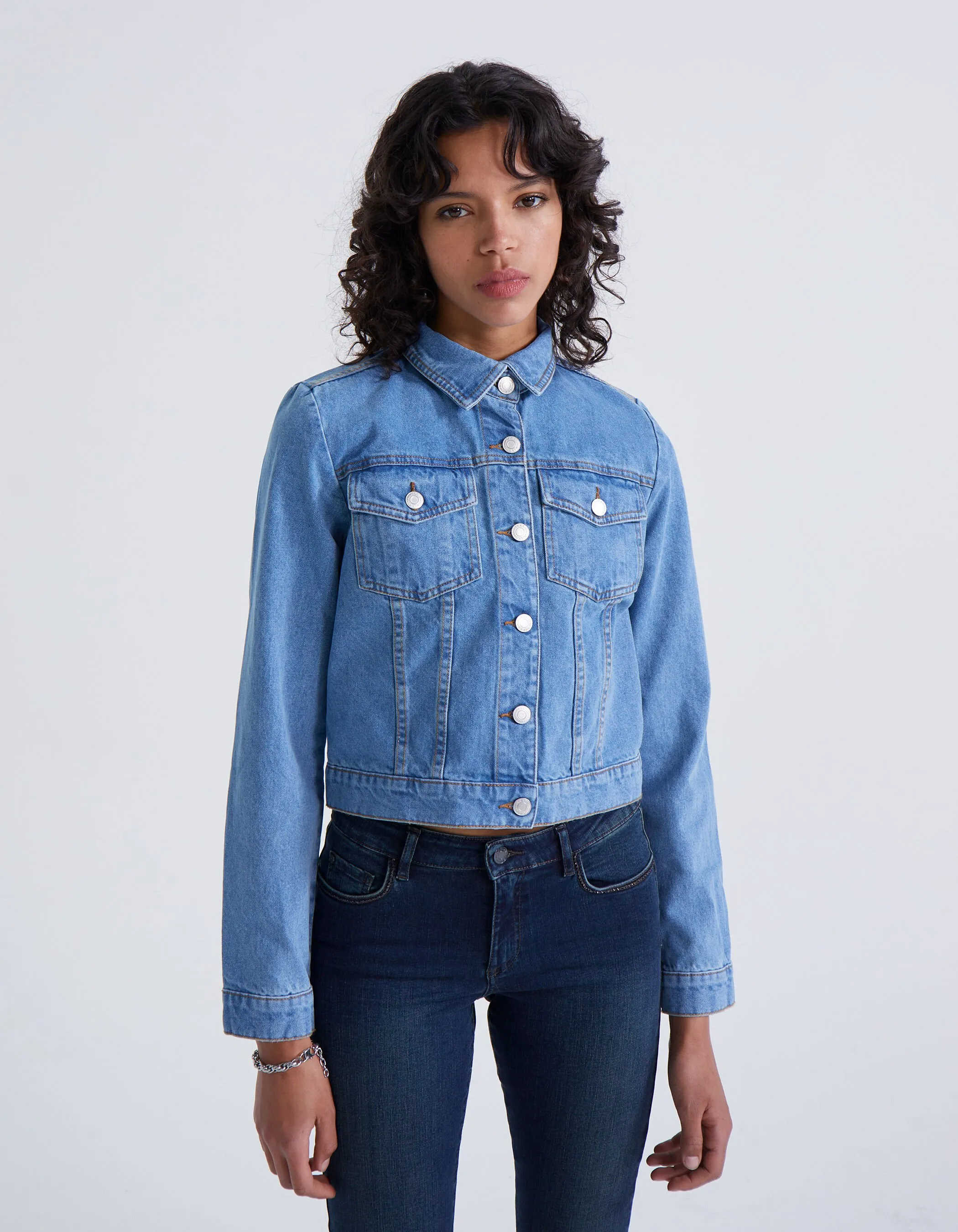 Veste en jean bleu avec clous dos Femme